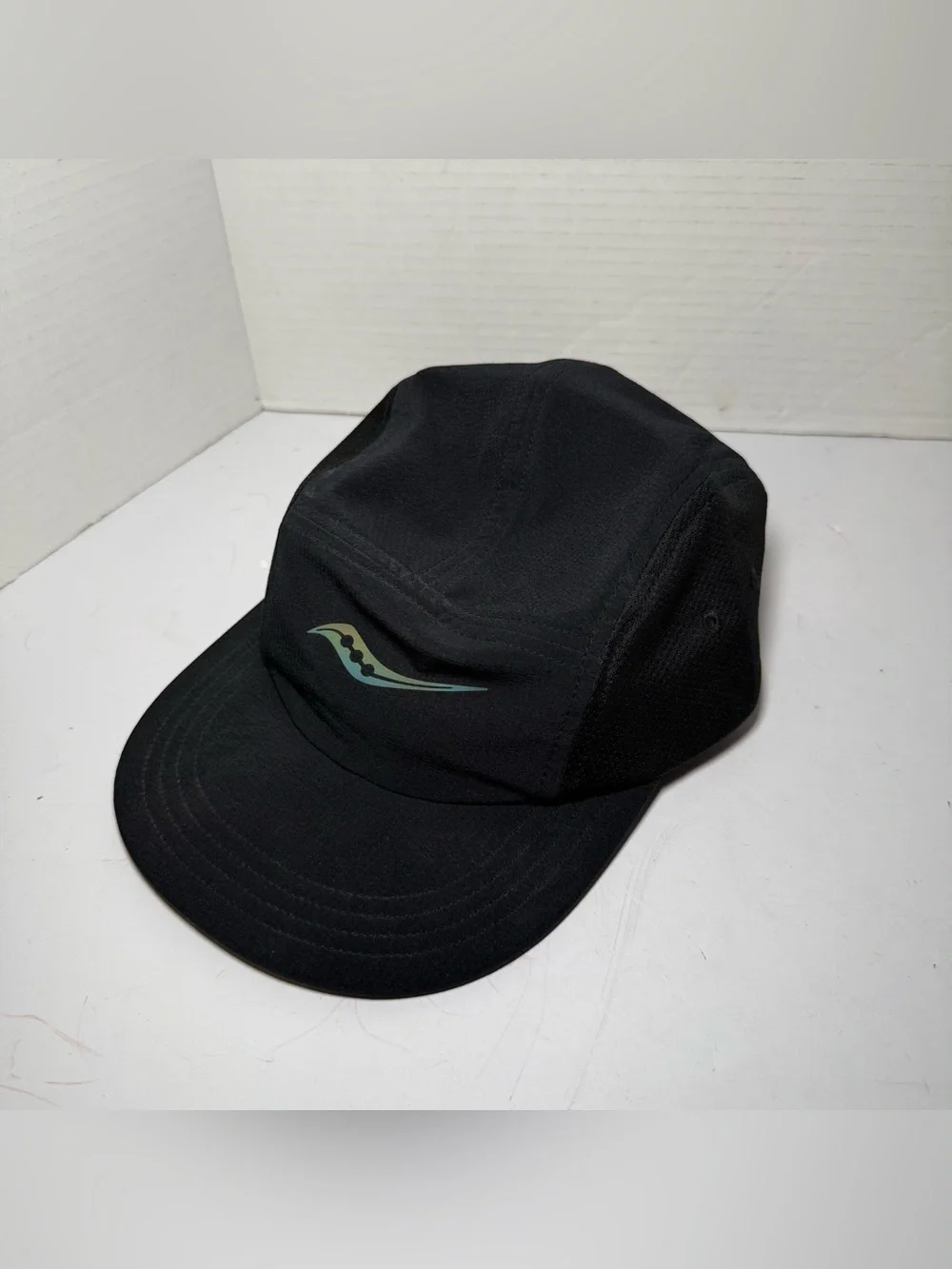 Saucony NWT 5-Panel Running Hat Black Mesh Adjustable Performance Cap Kinarva OS